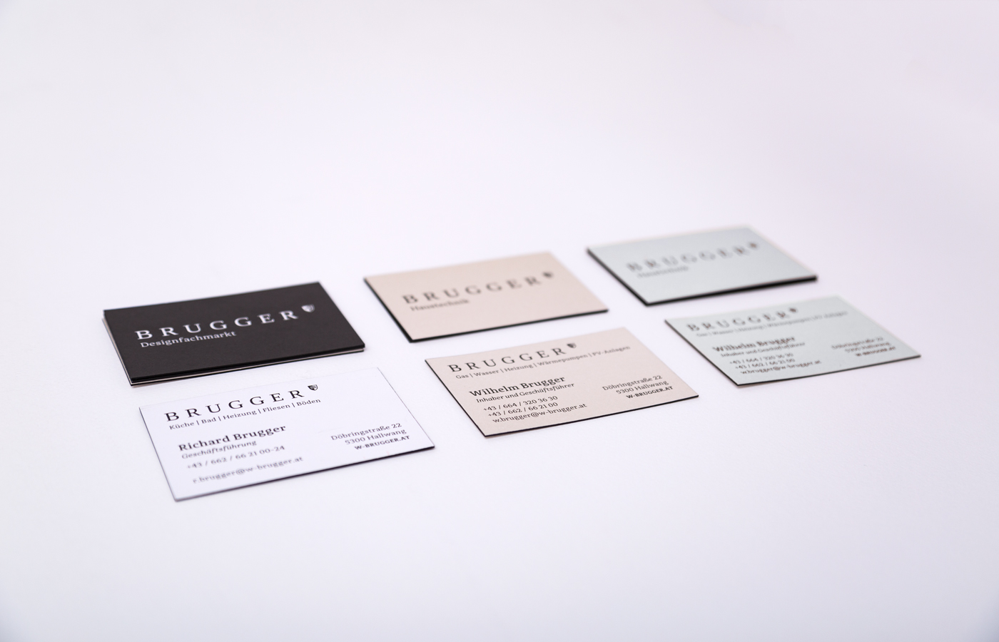 Die Visitenkarte auf Volumenpapier mit schwarzem Farbschnitt gibts in 3 Versionen für die 3 Geschäftsbereiche von Brugger.