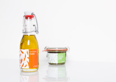 Packaging Design für Chiliöl und Kräuterpesto als Mitnehmsel an den geführten Backstage-Touren, bei denen Interessierte hinter die Kulissen von Tavero schauen können