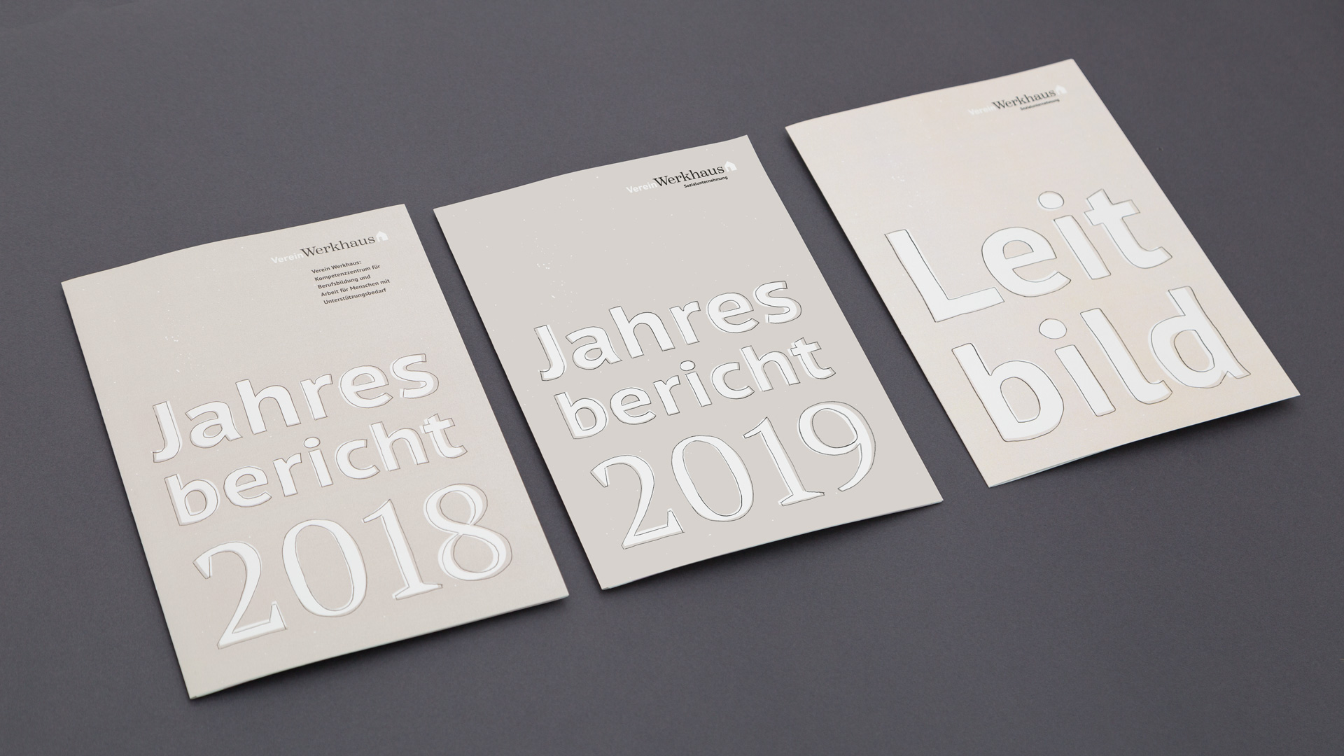 Cover von Geschäftsbericht und Leitbild mit handgezeichneter Typografie