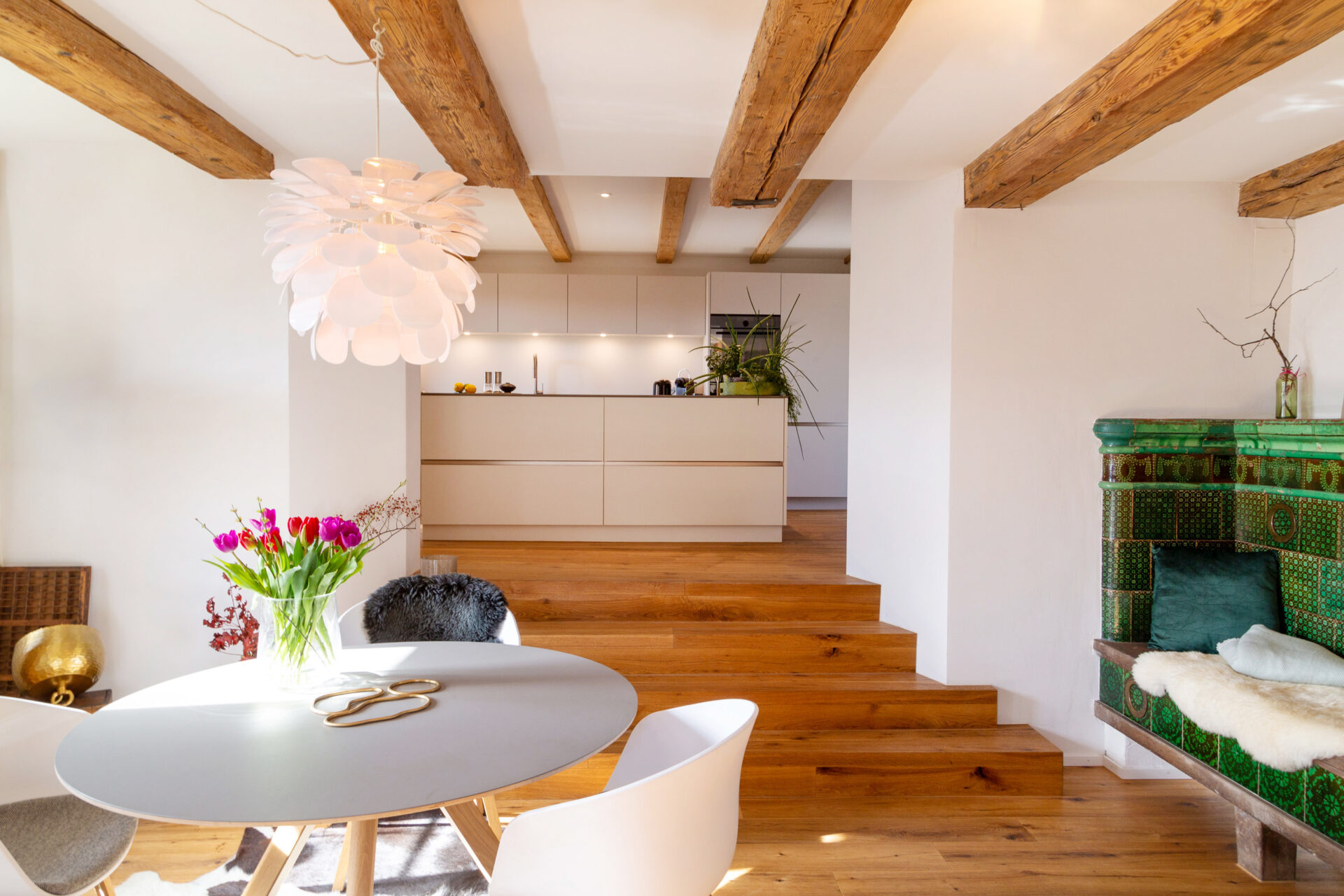 Interior Design: Blick vom Wohnzimmer in die Küche