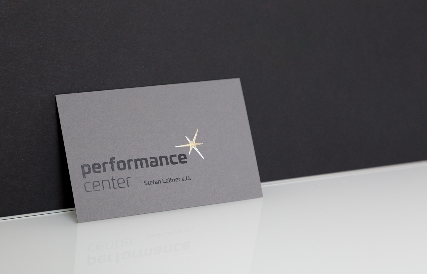 performance-center Visitenkarte mit Silberprägung auf hochwertigem Papier