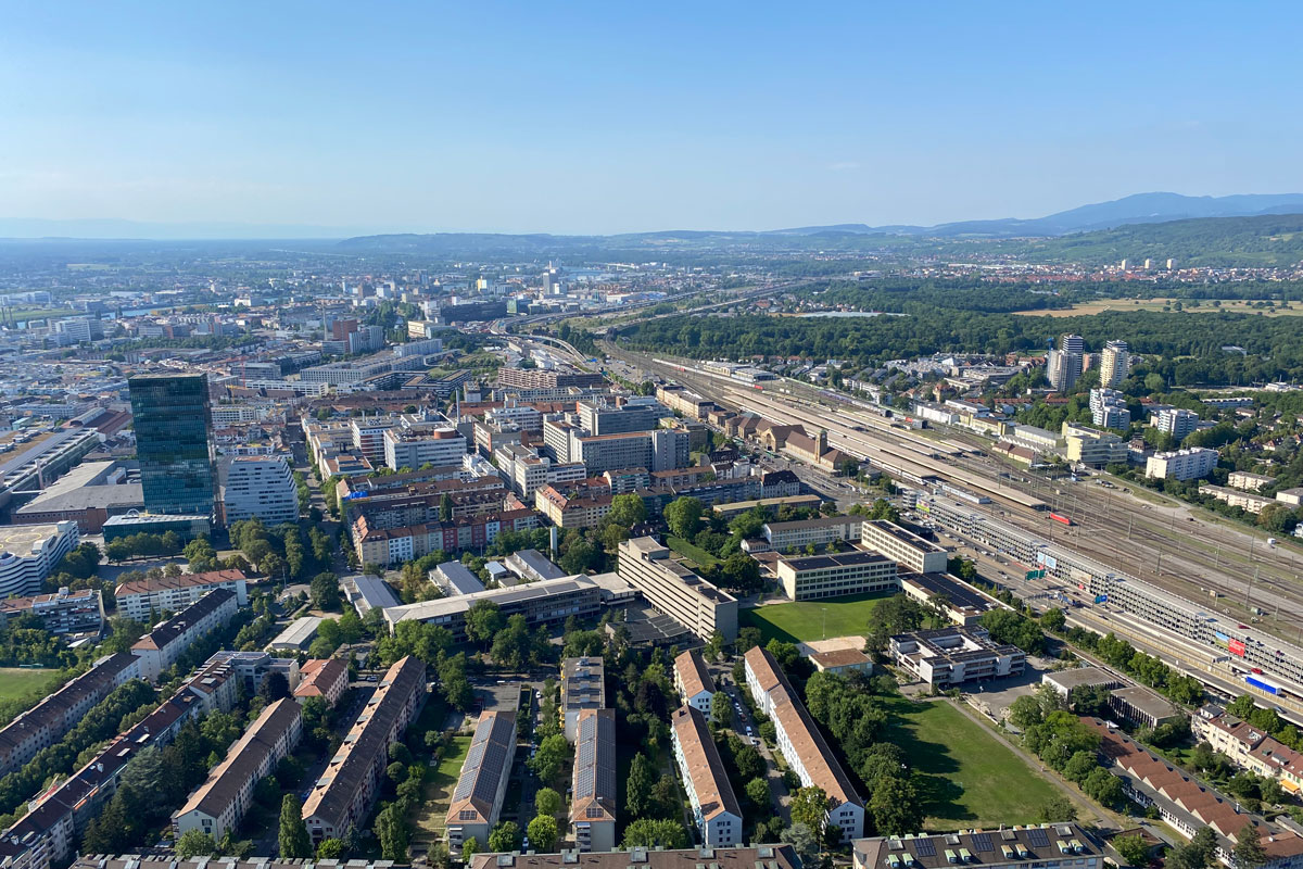 Aussicht Richtung Norden aus dem Hochhaus "Bau 2" der Roche: Messeturm, Gewerbeschule und Badischer Bahnhof