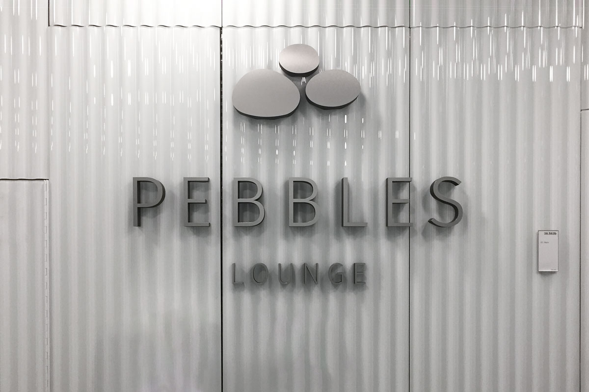 Wandbeschriftung Pebbles Logo im Bürohochhaus Roche Basel
