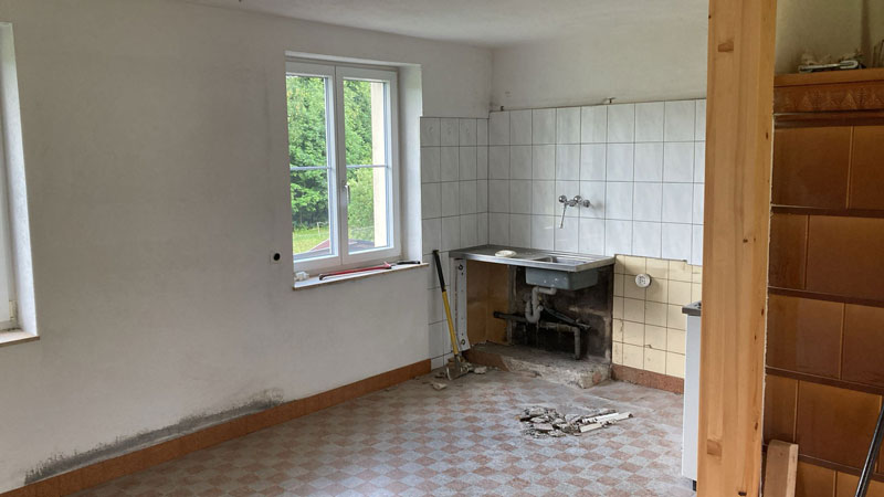 Die alte Küche vor der Renovation war klein und in die Ecke gedrängt.